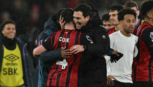 Manajer AFC Bournemouth, Andoni Iraola, memeluk Lewis Cook seusai timnya berhasil mengalahkan Liverpool pada pertandingan Liga Inggris di Vitality Stadium, Minggu (25/1/2025) dini hari WIB. (Glyn KIRK / AFP)