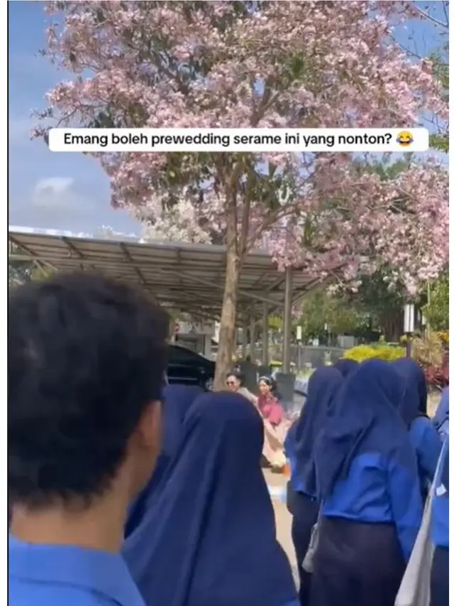 Prewedding di Kampus, Pasangan Ini Ditonton Ratusan Anak SMA yang Lagi Study Tour