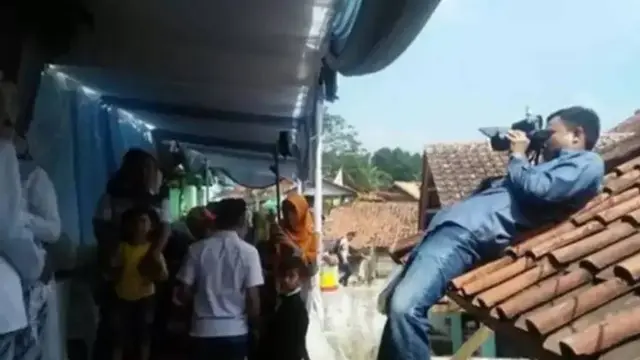 10 Potret Kocak Aksi Fotografer saat Abadikan Gambar Ini Penuh Perjuangan