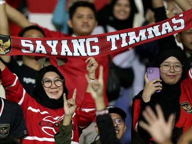 Suporter wanita membentangkan syal bertuliskan "Sayang Timnas" pada laga Kualifikasi Piala Asia U-23 2024 antara Timnas Indonesia U-23 melawan Turkmenistan di Stadion Manahan, Solo, Selasa (12/09/2023). (Bola.com/Areif Bagus)