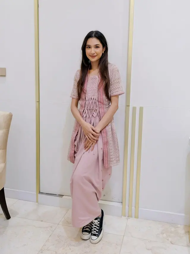 8 Ide Outfit Bertema Valentine Buat Nyoblos ke TPS, dari Fuji An, Aaliyah Massaid, hingga Sandra Dewi