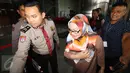 Mantan Gubernur Banten, Ratu Atut Chosiyah mendatangi Gedung KPK, Jakarta, Kamis (16/2). Tersangka dalam kasus korupsi pengadaan alat kesehatan (alkes) di Provinsi Banten itu datang tanpa mengenakan rompi tahanan KPK. (Liputan6.com/Helmi Afandi)