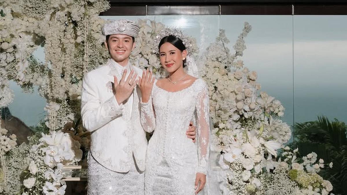 6 Potret Bahagia Angga Yunanda dan Shenina Cinnamon Resmi Menikah di Bali dengan Busana Adat Minang Modern, Mempelai Pria Tampak Gagah