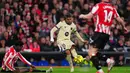 Hingga peluit panjang dibunyikan skor tidak berubah. Barcelona unggul 0-1 atas Athletic Bilbao. Tampak dalam foto, pemain Barcelona, Lamine Yamal (tengah), melepaskan tendangan saat melawan Athletic Bilbao pada pertandingan pekan ke-27 La Liga 2025/2026 di Stadion San Mames, Sabtu 7 Maret 2026 waktu setempat atau Minggu (8/3/2026) dini hari WIB. (AP Photo/Miguel Oses)