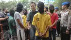 Polsek Metro Penjaringan meringkus tersangka pelaku pembunuhan berencana yang terjadi di Kolong Tol Sedyatmo karena tidak terima pacarnya dilecehkan, di halaman markas Polsek Metro Penjaringan, Jakarta, Selasa (7/7/2015. (Liputan6.com/Faizal Fanani) 