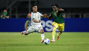 Pemain Timnas Indonesia U-22,&nbsp;Rivaldo Pakpahan, berduel dengan pemain Mali U-22,&nbsp;Hamidou Makalou, pada laga ujicoba&nbsp;yang digelar di Stadion Pakansari, Kabupaten Bogor, Selasa (18/11/2025) pukul 20.00 WIB.&nbsp;(Bola.com/Bagaskara Lazuardi)