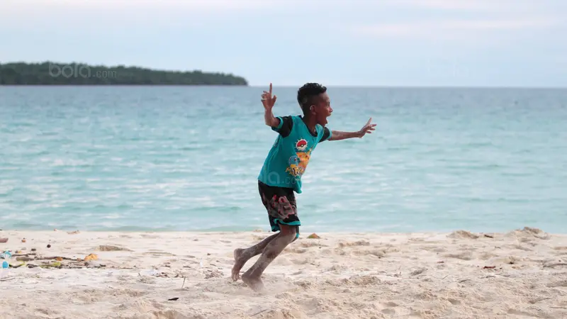 Bermain Bola di Pantai, Pulau Kei