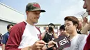  Mantan Penyerang Jerman, Lukas Podolski memberikan tanda tangan kepada penggemarnya saat upacara penyambutan di Kobe, Jepang barat, (6/7). Podolski akan bermain untuk klub Jepang Vissel Kobe. (Tsuyoshi Ueda/Kyodo News via AP)