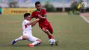 Pemain Timnas Indonesia U-19, Saddil Ramdani berebut bola dengan pemain Vietnam saat pertandingan AFF U-18 di Stadion Thuwunna, Yangon, Senin (11/9). Vietnam berhasil menang atas Indonesia dengan skor 3-0. (Liputan6.com/Yoppy Renato)