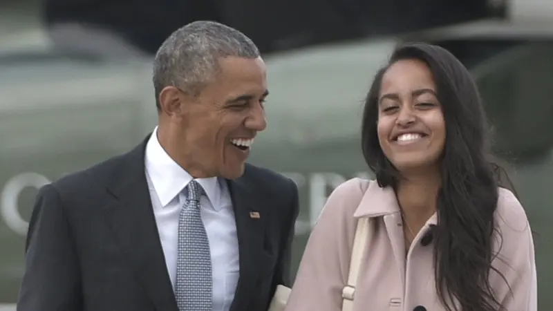 Barack Obama dan Malia Obama terlihat tertawa lepas bersama 