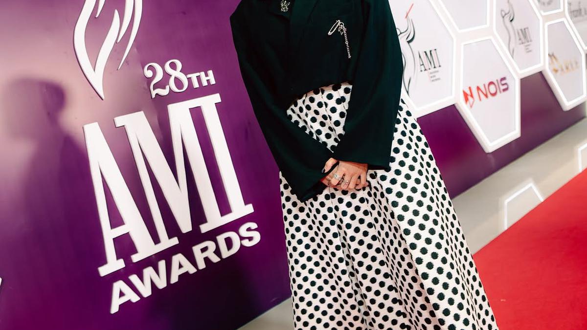 Gaya Salma Salsabil di AMI Awards 2025, Polkadot Modern dan Cropped Blazer yang Mencuri Perhatian