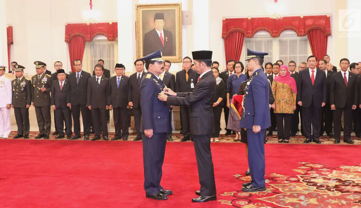 Presiden Joko Widodo menyematkan tanda jabatan sebagai Panglima TNI kepada Marsekal Hadi Tjahjanto di Istana Negara, Jakarta, Jumat (8/12). Hadi Tjahjanto mengantikan Gatot Nurmantyo. (Liputan6.com/Angga Yuniar)