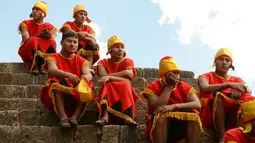 Sejumlah pemain mengenakan kostum bersiap berperan dalam Festival Inti Raymi di kompleks benteng Sacsahuaman, Peru (24/6). Acara ini untuk merayakan Tahun Baru Inca dan titik balik matahari pada musim dingin. (AFP Photo/Cris Bouronce)