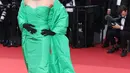 Michelle Yeoh dalam balutan kostum hijau Balenciaga. Foto: Instagram.