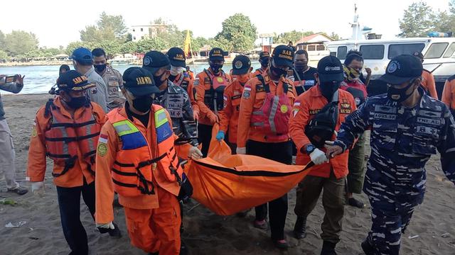 Evakuasi jenazah mahasiswi yang hilang saat saat swafoto di Pantai Logending, Kebumen. (Foto: Liputan6.com/Basarnas)