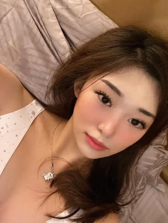 Perona pipi pink bersemu juga tak pernah absen dari riasan wajib Livy Renata (Foto: Instagram @livyrenata)