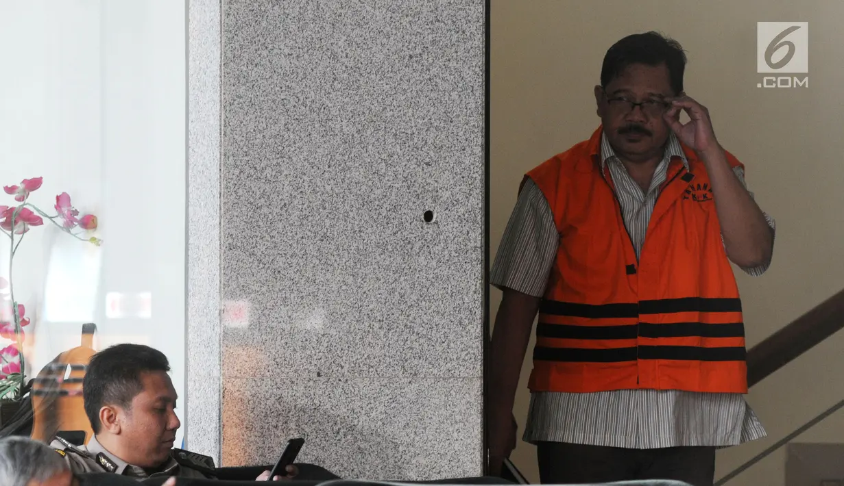 Kepala Dinas PU Kabupaten Tulungagung Sutrisno usai menjalani pemeriksaan di Gedung KPK, Jakarta, Jumat (22/6). Sutrisno diperiksa perdana setelah OTT KPK terkait suap proyek di Kabupaten Tulungagung. (Merdeka.com/Dwi Narwoko)