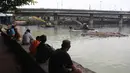Warga menyaksikan proses pengerukan Waduk Grogol, Jakarta, Senin (9/4). Pengerukan dilakukan guna meningkatkan daya tampung waduk sebagai bagian dari upaya mengatasi banjir. (Liputan6.com/Arya Manggala)