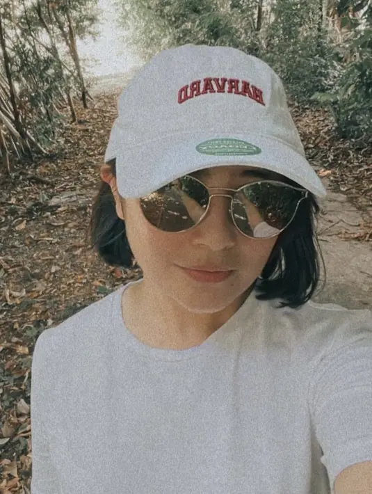 <p>Rambut pendek yang ditutupi topi putih membuat Prilly tampil semakin chic, ditambah kacamata hitamnya.&nbsp;(@prillylatuconsina96)</p>