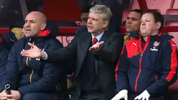 Ekspresi pelatih Arsenal, Arsene Wenger saat menyaksikan anak asuhnya beraksi melawan AFC Bournemouth pada lanjutan liga Premier Inggris di Stadion Vitality, Minggu (7/2/2016).  (Reuters/Matthew Childs)