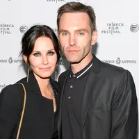 Courteney Cox dan Johnny McDaid (via usmagazine.com)