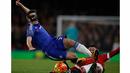 Pemain Chelsea, Cesar Azpilicueta (kiri) berebut bola dengan pemain Manchester United, Jesse Lingard pada lanjutan Liga Premier Inggris di Stadion Stamford Bridge, London, Senin (8/2/2016) dini hari WIB.  (AFP/Adrian Dennis)
