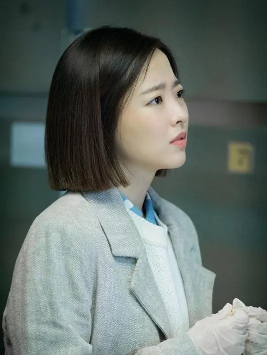 Untuk kamu yang lebih berani bereksperimen dengan gaya rambut pendek, bisa mencoba potongan ala Park Bo Young ini. Sleek hair seperti ini akan cocok untuk kamu yang memiliki rambut tebal. Foto: Instagram.