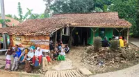 Uang untuk membedah rumah warga yang sudah lapuk diperoleh pelajar Purwakarta dari menjual beras yang dikumpulkan. (Liputan6.com/Abramena)