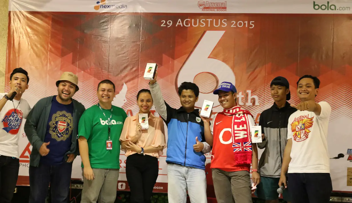 Bola.com membagikan door prize di akhir acara nonton bareng Newcastle United melawan Arsenal di Gumati Cafe, Bogor. Sabtu (29/8/2015). (Bola.com/Arief Bagus)