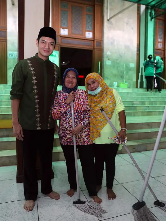 Sebagai umat muslim, aktor 36 tahun itu berharap membersihkan Masjid tidak hanya dilakukan mendekati bulan suci Ramadhan. Apalagi ia mengingatkan bahwa kebersihan sebagian dari iman. (Nurwahyunan/Bintang.com)