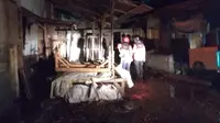 Dalam keadaan gelap gulita, nampak dua petugas pemadam kebakaran Garut, terus melakukan pemadalam titik api di Blok F, Pasar Induk Garut pascakebaran (Liputan6.com/Jayadi Supriadin)