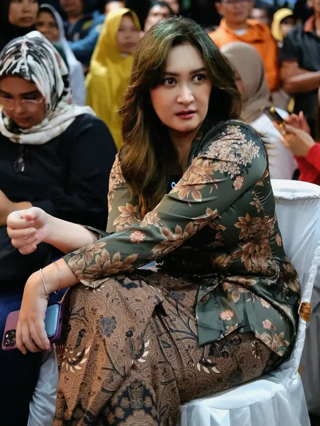 6 Inspirasi Outfit Wanita 40 Tahunan ala Nafa Urbach, Elegan dan Stylish