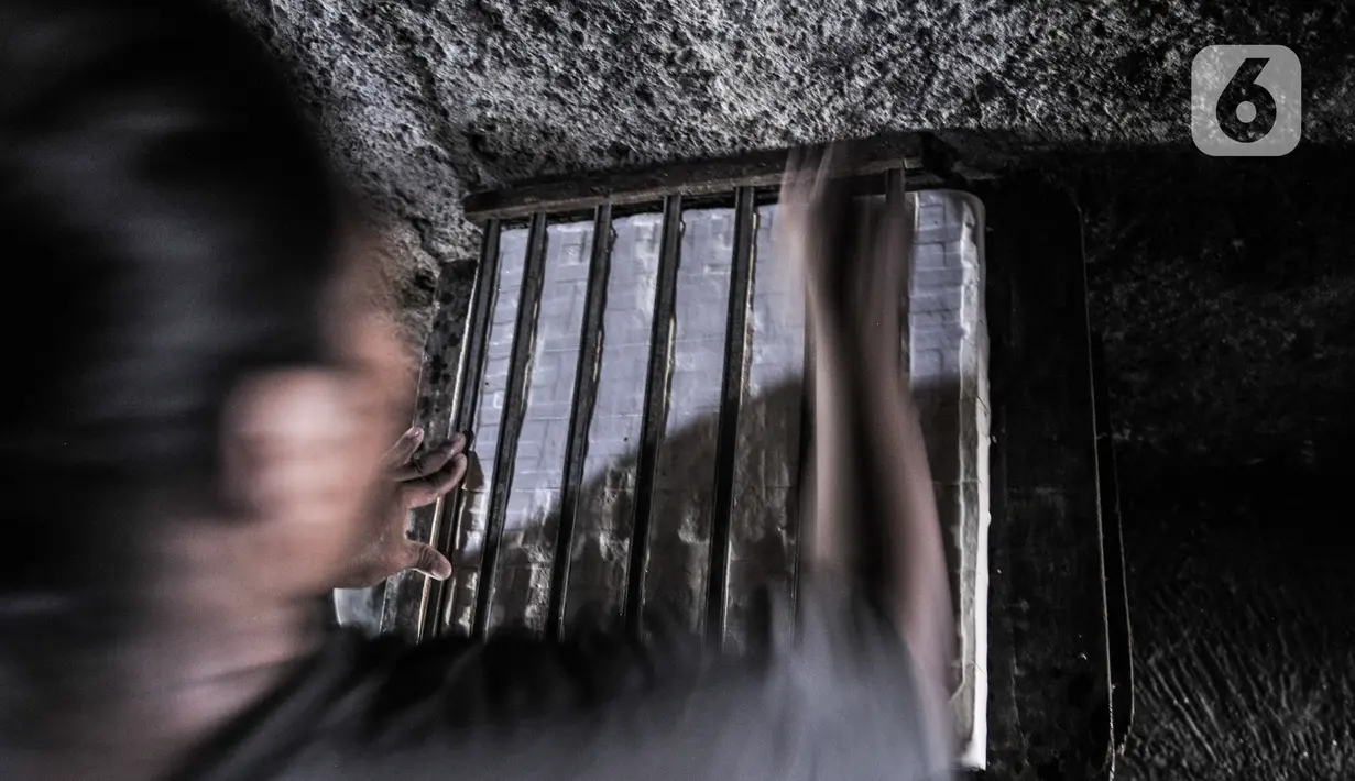 Pekerja menyelesaikan pembuatan tahu di industri rumahan kawasan Mampang, Jakarta, Minggu (30/8/2020). Menurunnya produksi disebabkan pelanggan, terutama pengusaha warung makan yang terpaksa tutup akibat diterapkannya PSBB sehingga berpengaruh pada omzet penjualan. (merdeka.com/Iqbal S. Nugroho)