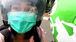 Dian Sastrowardoyo terlihat sumringah saat naik ojek online motor. Naik ojol motor menjadi pengalaman tersendiri bagi Dian. Pemeran Cinta di Ada Apa Dengan Cinta ini memang terkenal sebagai aktris tajir melintir yang senang tampil sederhana. (Liputan6.com/IG/therealdisastr)