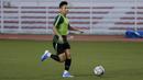 Pemain Timnas Indonesia U-22, Syahrian Abimanyu, mengontrol bola saat latihan di Stadion Rizal Memorial, Manila, Jumat (22/11). Latihan ini persiapan jelang laga SEA Games 2019. (Bola.com/M Iqbal Ichsan)