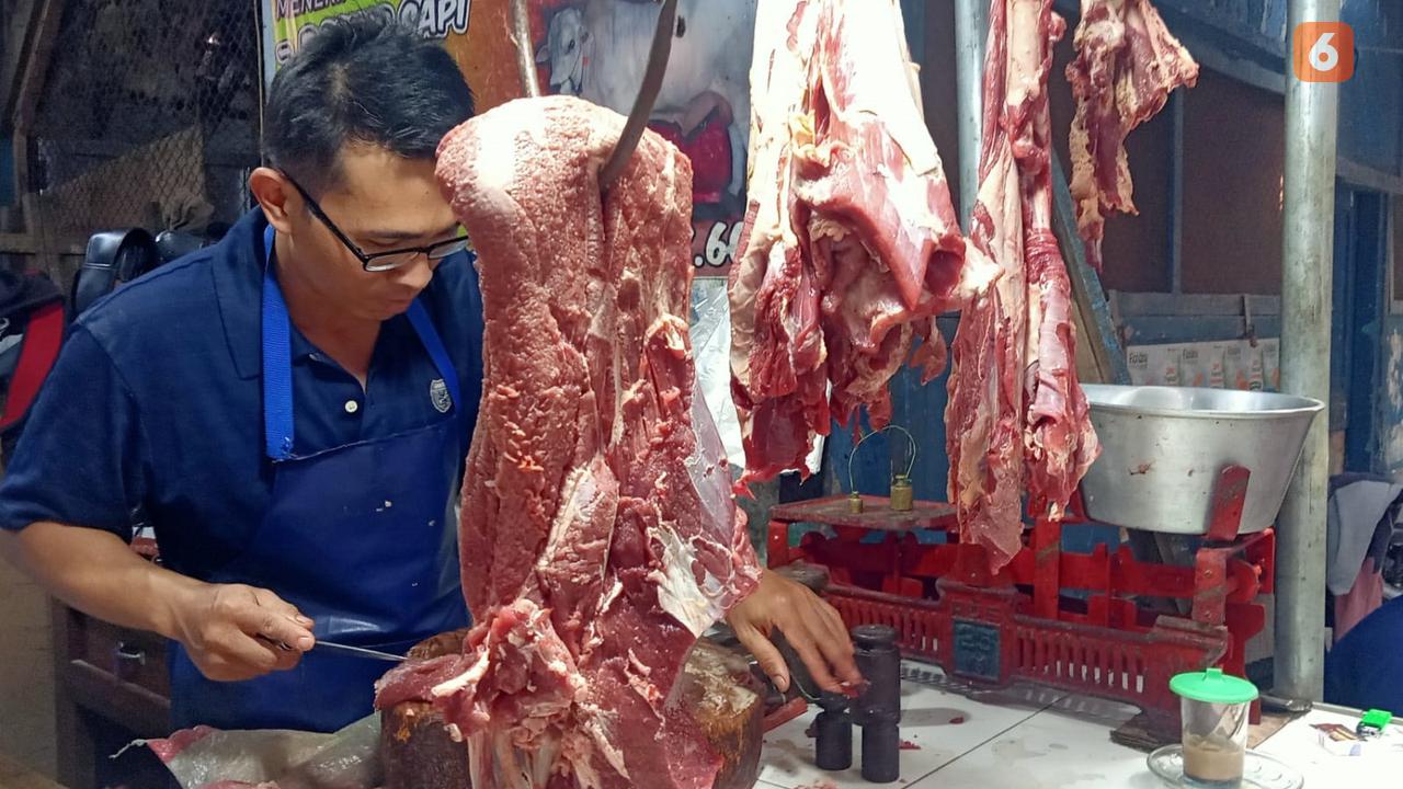 Aktivitas pedagang daging sapi di pasar induk Banyuwangi (Hermawan Arifianto/liputan6.com)