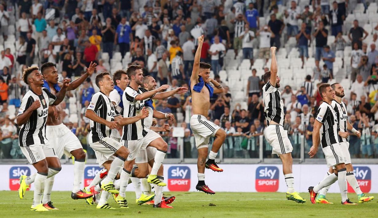 Pemain Juventus merayakan kemenangan atas Sassuolo dalam lanjutan Serie A di Juventus Stadium, Turin, Sabtu (10/9/2016). (AFP/Marco Bertorello)