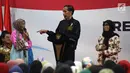 Presiden Joko Widodo berbincang dengan warga saat menghadiri sosialisasi Bansos Program Keluarga Harapan (PKH) Tahun 2019 di Gelanggang Remaja, Jakarta, Senin (3/12). Jokowi juga akan menaikkan dana PKH dua kali lipat. (Liputan6 com/Angga Yuniar)