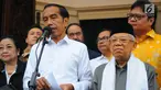 Capres dan Cawapres 01 Joko Widodo-Ma'ruf Amin memberi keterangan di Plataran Menteng, Jakarta, Kamis (18/4). Dalam keterangannya Jokowi memaparkan hasil quick count 12 lembaga survei yang 100% sudah selesai, Jokowi-Amin memperoleh 54,55 % suara dan Prabowo-Sandi 45,5%. (Liputan6.com/Angga Yuniar)