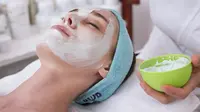 Ilustrasi Mengaplikasikan Masker Wajah Credit: pexels.com/Daria
