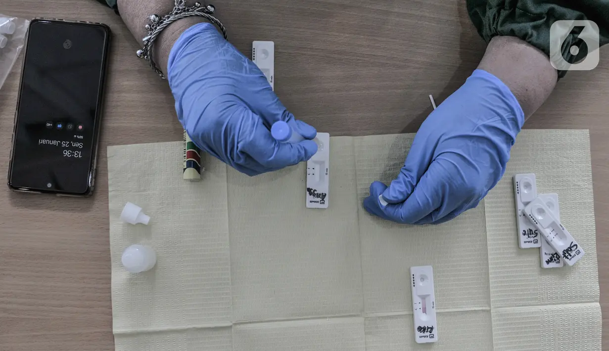 Tenaga kesehatan memeriksa sampel tes usap (swab) antigen di Jakarta, Senin (25/1/2021). Data Satgas Covid-19 per Senin (25/1) mencatat kasus positif di Indonesia bertambah 9.994 orang sehingga total kasus positif menjadi 999.256 orang atau hampir menembus 1 juta kasus. (merdeka.com/Iqbal S Nugroho)