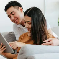 Ilustrasi menonton WIB TV Show. (Shutterstock)