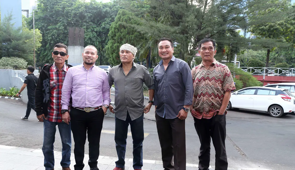 Lima pencipta lagu kondang Papa T. Bob, Wahyu WHL, Rudy Loho, Youngky RM, dan Ryan Kyoto merasa hak-haknya dilanggar. Masalah hak cipta dan pembayaran royalti yang menjadi penyebabnya. (Nurwahyunan/Bintang.com)