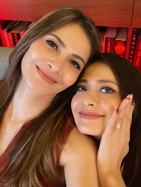 Dalam foto ini, beberapa fitur wajah Tari dan Echa terekspos, terutama memiliki bibir yang sama-sama tipis. [Foto: Instagram @ersamayori]