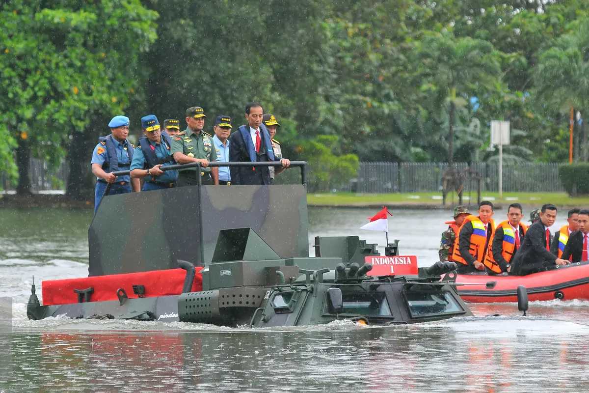 2010116-Jokowi-Naik-Amfibi-AY1