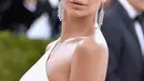Tak puas berpose sendirian, Kim Kardashian kerap mengajak kerabatnya untuk berpose bugil. Contohnya model cantik Emily Ratajkowski. (AFP/Bintang.com)