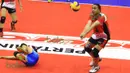 Pemain Jakarta Pertamina Energi, Amasya Manganang, berusaha mengembalikan bola ke arah lapangan Gresik Petrokimia pada putaran pertama Proliga 2016 di GOR Ken Arok, Malang, Sabtu (20/2/2016). (Bola.com/Nicklas Hanoatubun)