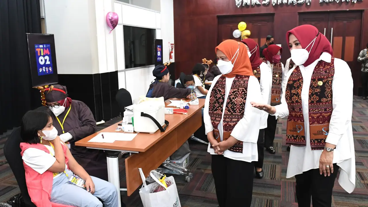Ibu Negara Iriana Joko Widodo meninjau langsung pelaksanaan vaksinasi Covid-19 untuk anak-anak usia 6-11 tahun.