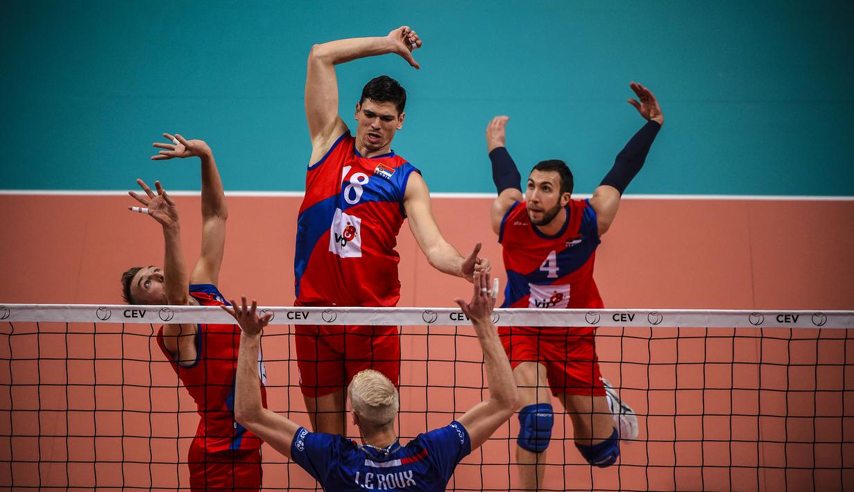 Pertandingan bola voli antara Prancis melawan Serbia (merah) pada turnamen Men Volleyball European Championships di Busto Arsizio, Italia, Rabu (14/10/2015). (AFP Photo/Olivier Morin)