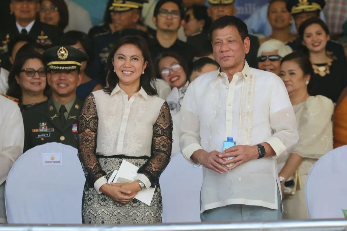 Wakil Presiden Filipina Leni Robredo (kiri) dan Preside Rodrigo Duterte (kanan) tampil bersama dalam sebuah agenda di Manila (AFP Photo)